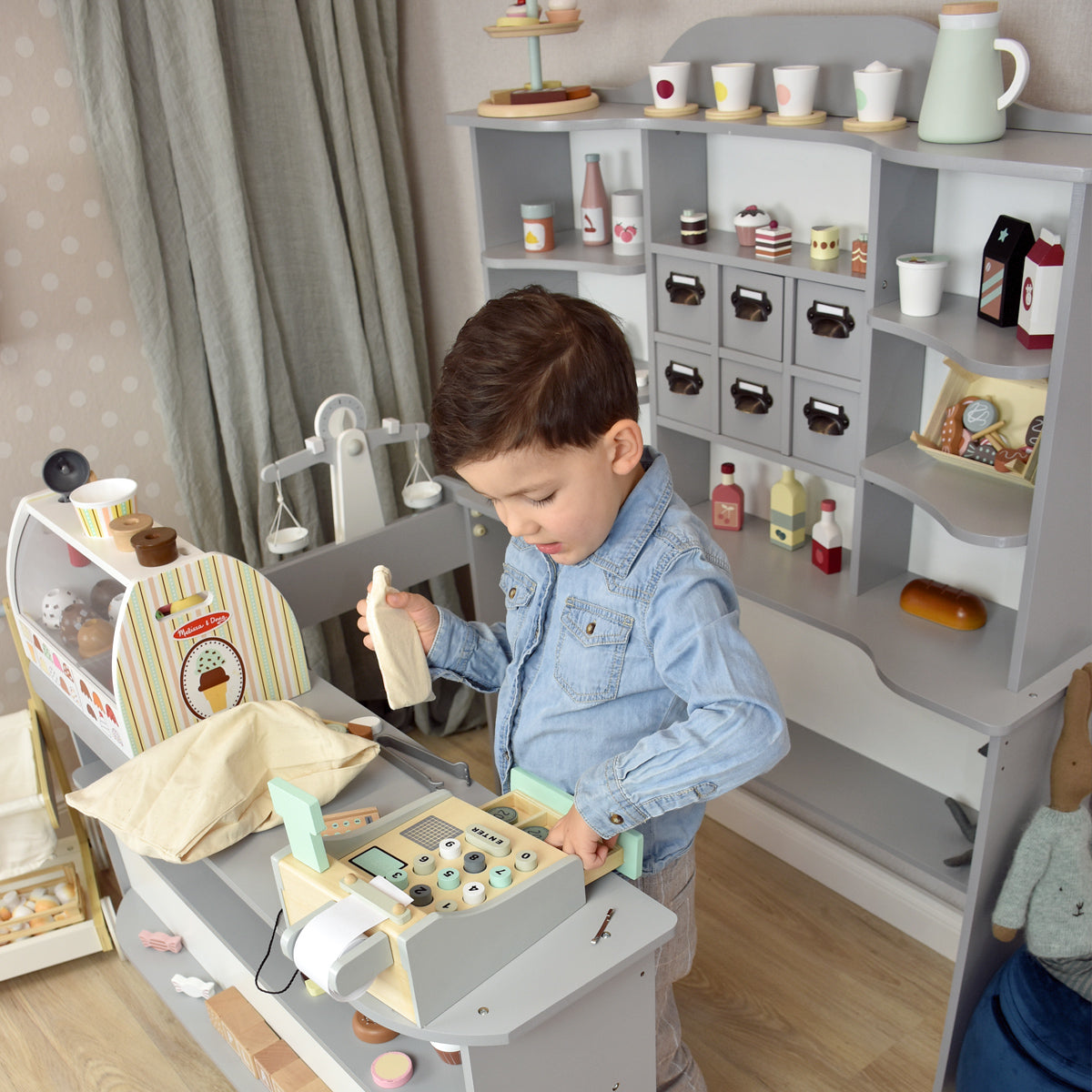 Kaufladen Heaven mit spielendem Kind