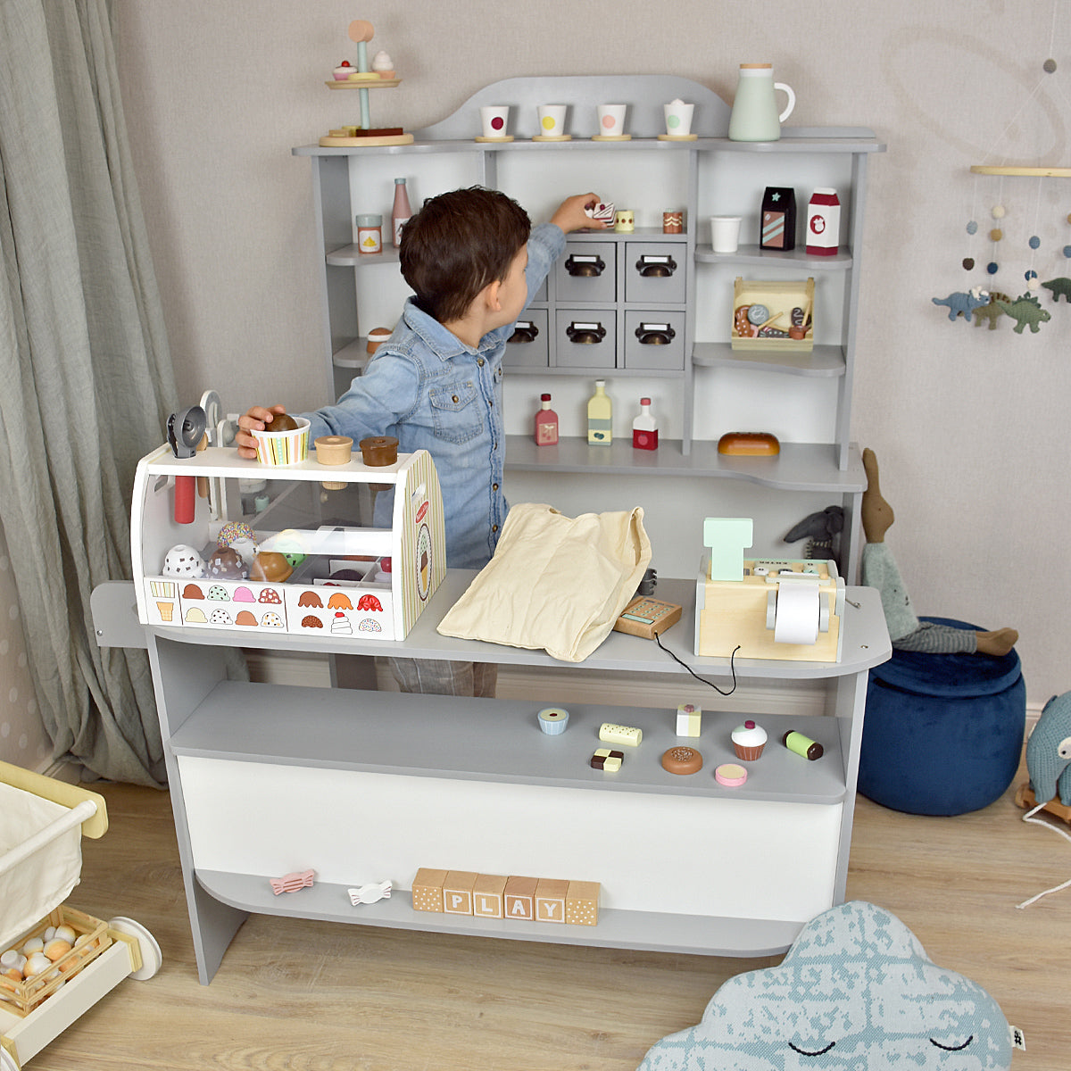 Kaufladen Heaven mit spielendem Kind