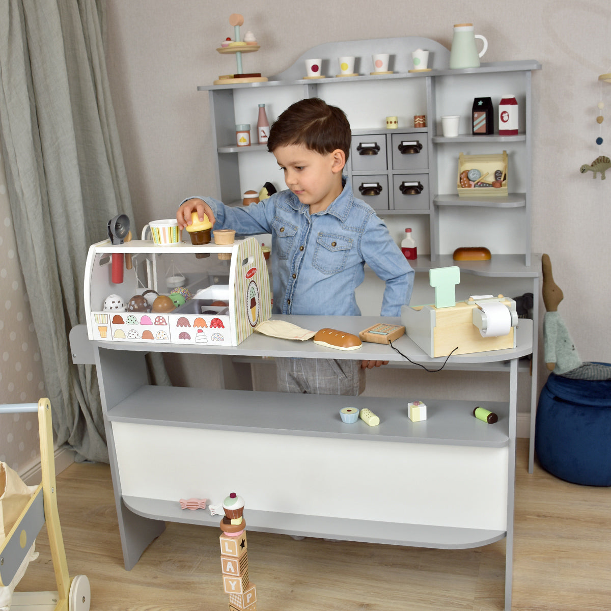 Kaufladen Heaven mit spielendem Kind