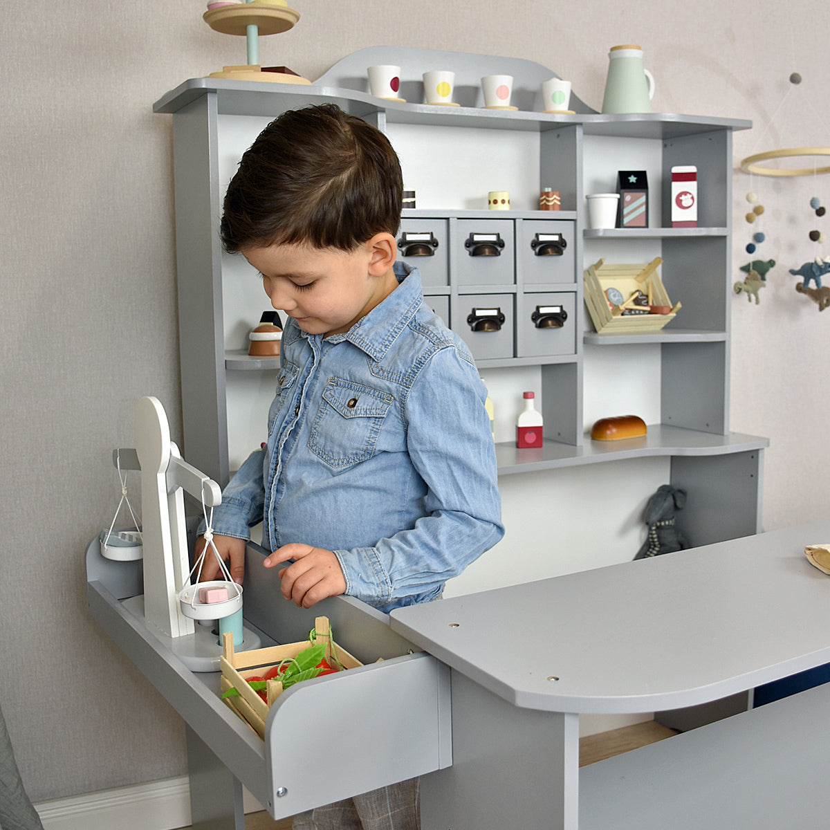 Kaufladen Heaven mit spielendem Kind