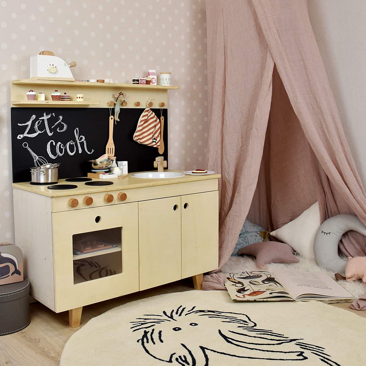 Kinderküche Stimmungsbild mit Deko und Zubehör