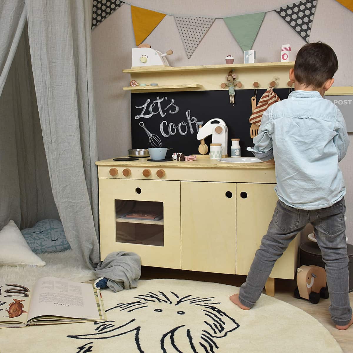 Kinderküche mit spielendem Jungen