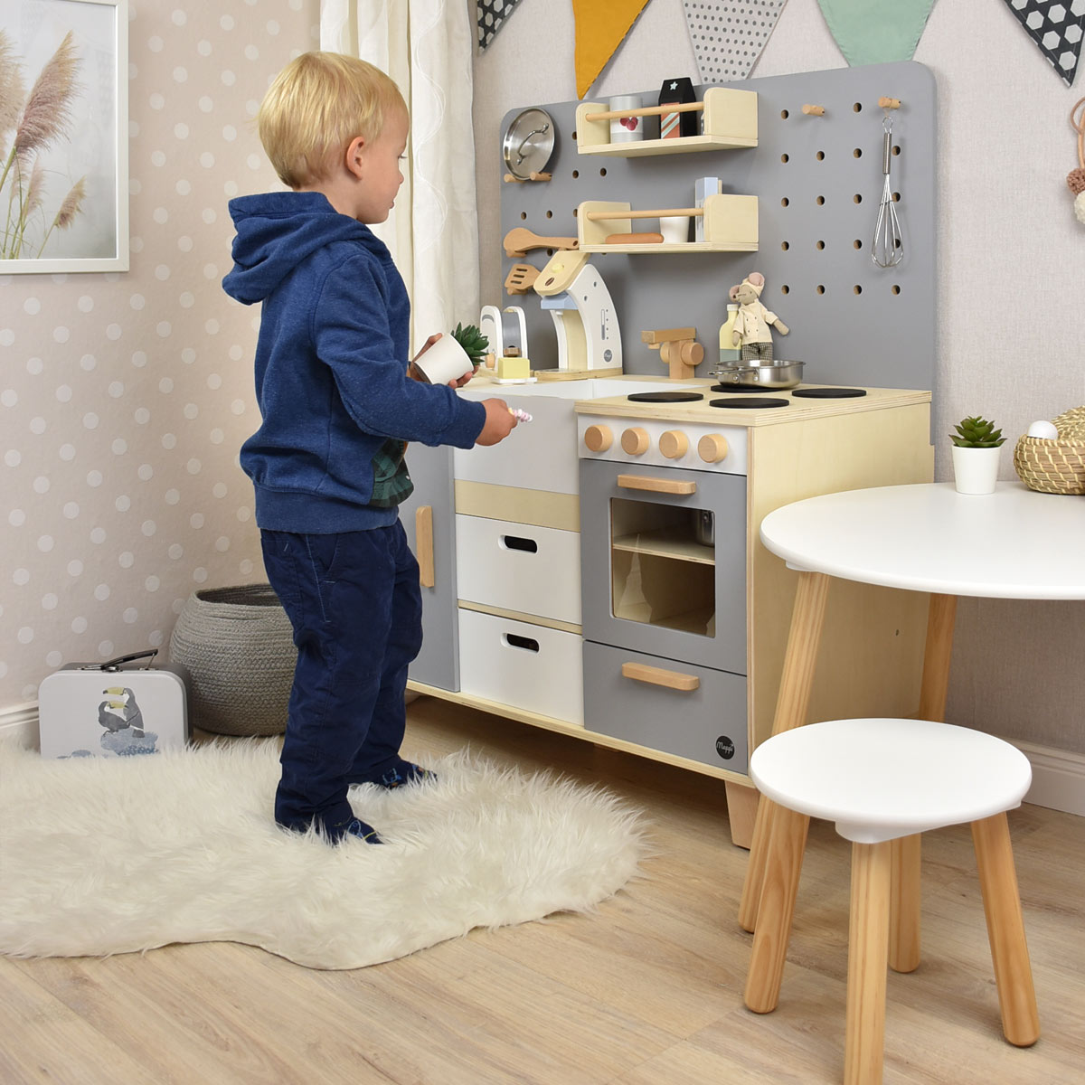 Kinderküche mit spielendem Kind
