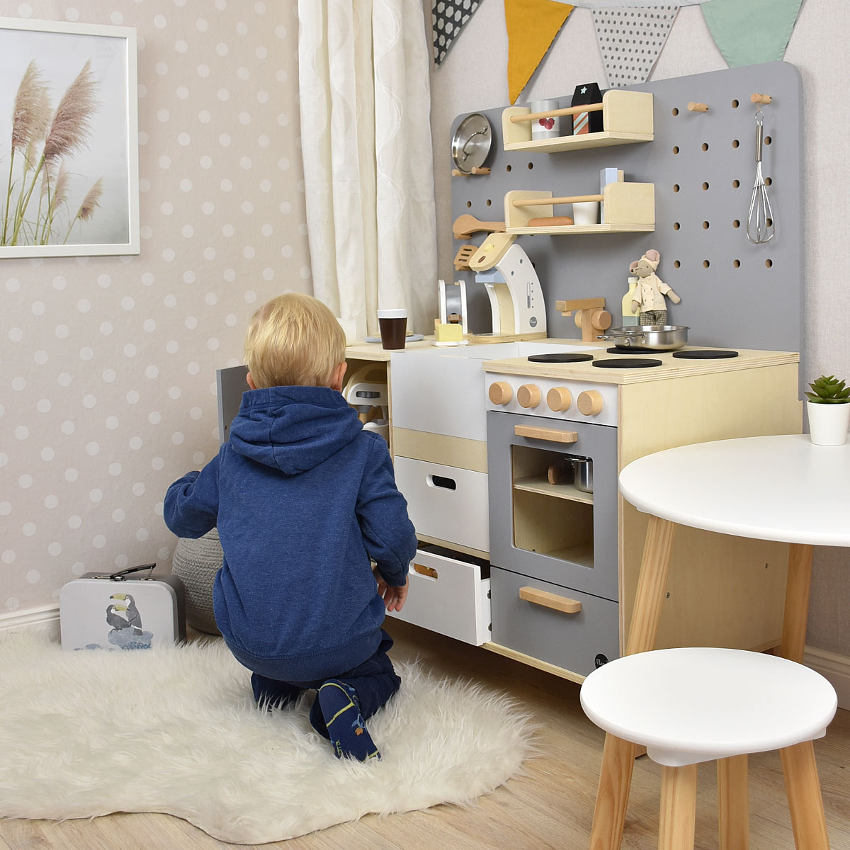 Kinderküche mit spielendem Kind