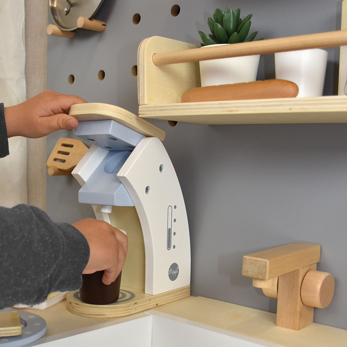 Kind spiel mit Kaffeemaschine