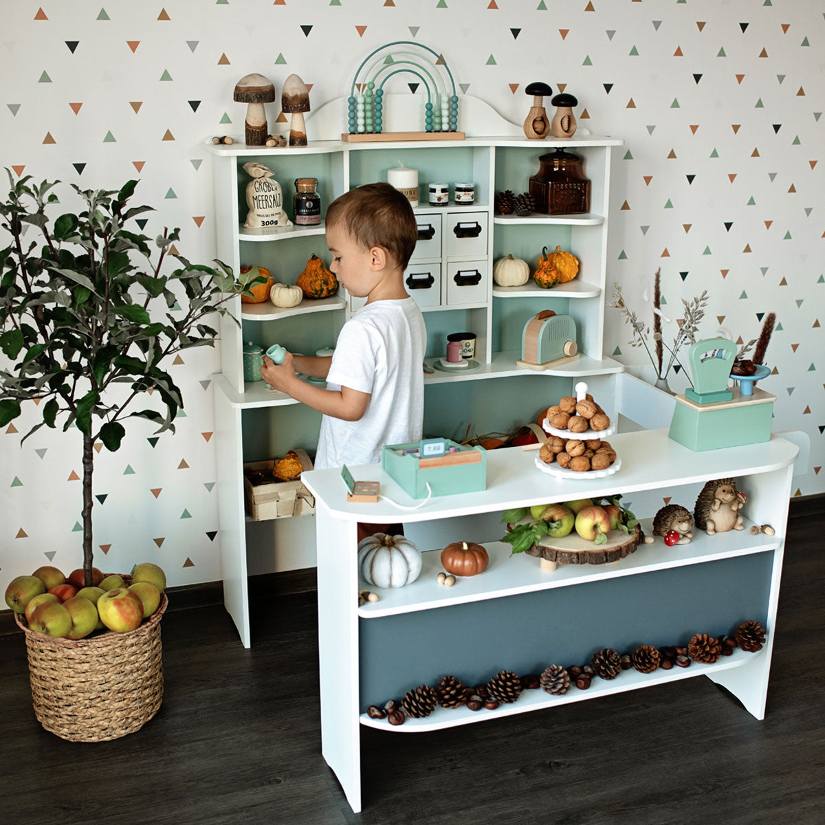 Kaufladen mit spielendem Kind