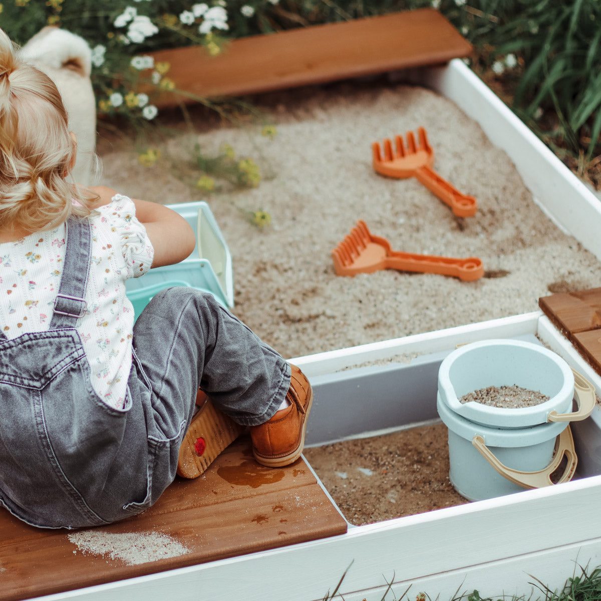 Sandkasten Laboe mit spielendem Kind