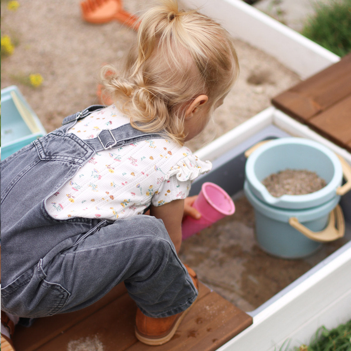 Sandkasten Laboe mit spielendem Kind
