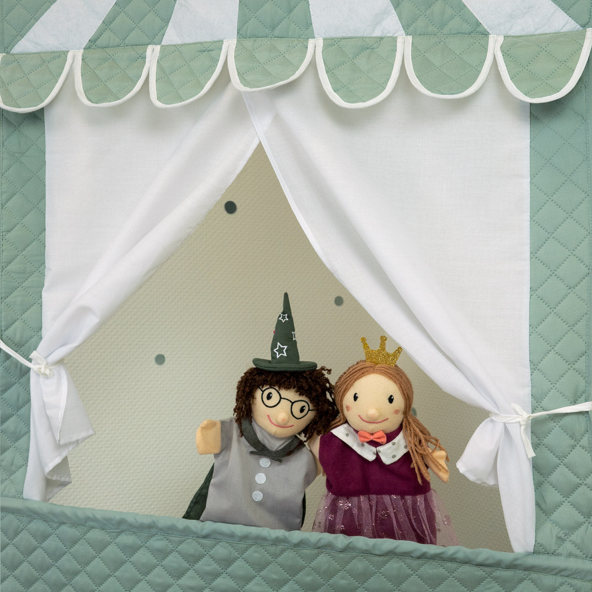 Kaspertheater Detailansicht Fenster mit zwei Handpuppen