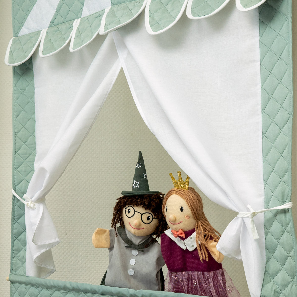 Kaspertheater Detailansicht Fenster mit zwei Handpuppen