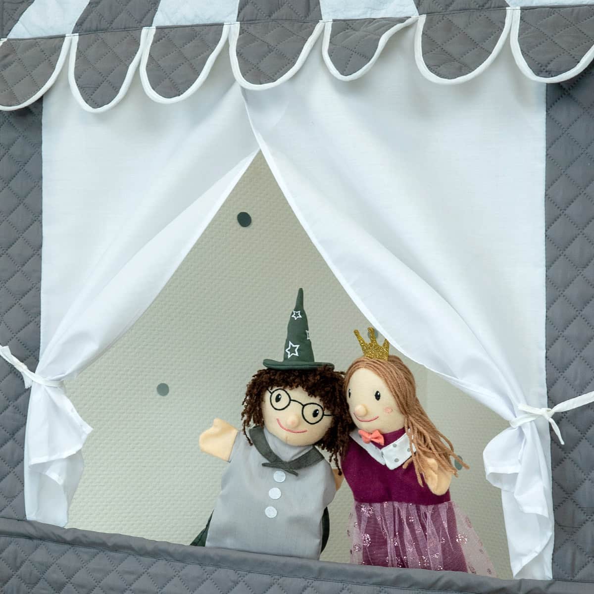 Kaspertheater Detailansicht Fenster mit zwei Handpuppen