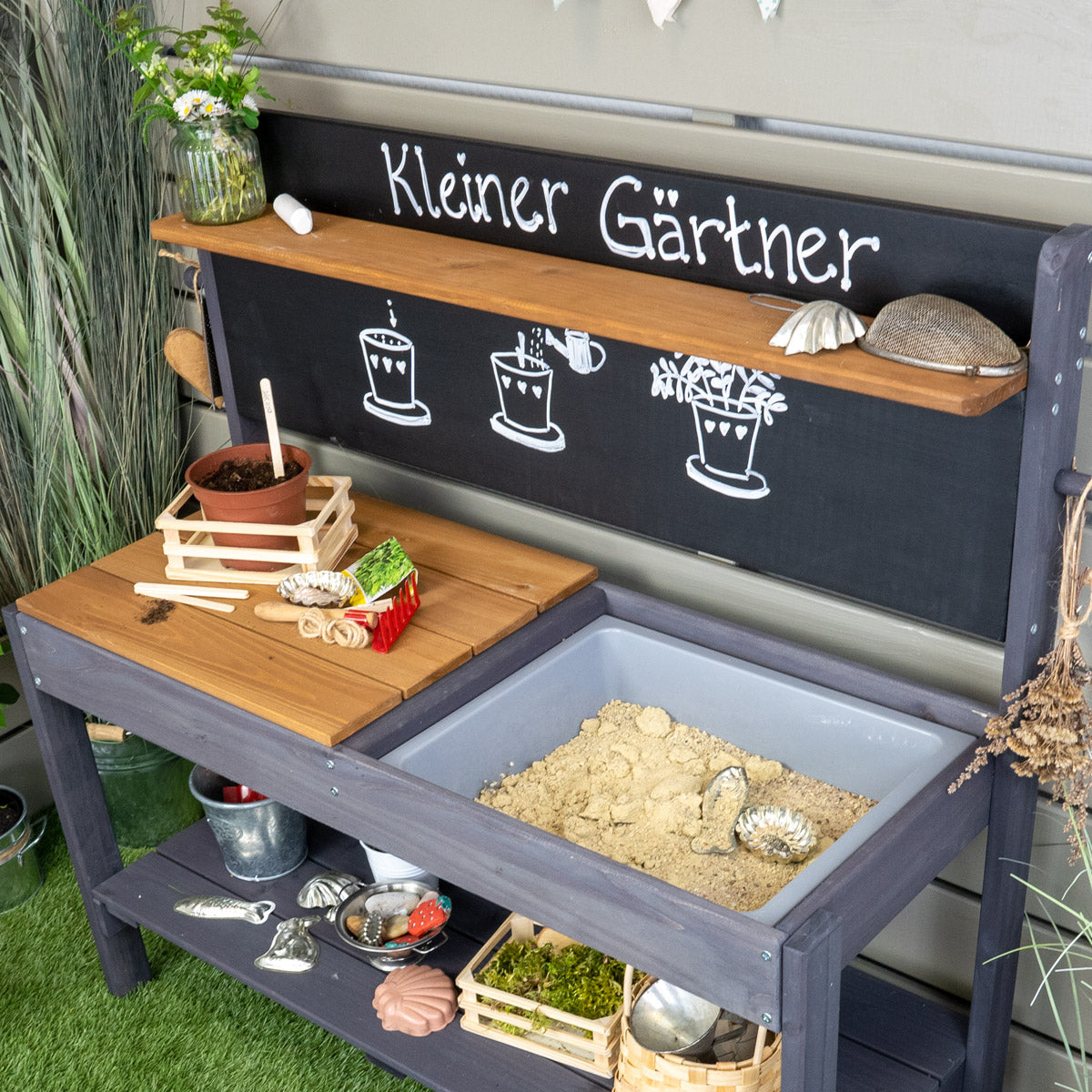 Matschküche mit Zubehör und Deko Blickwinkel schräg oben