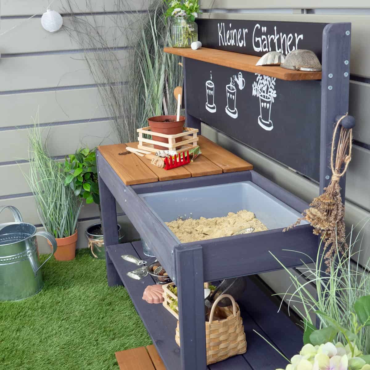 Matschküche mit Zubehör und Deko Blickwinkel Seite