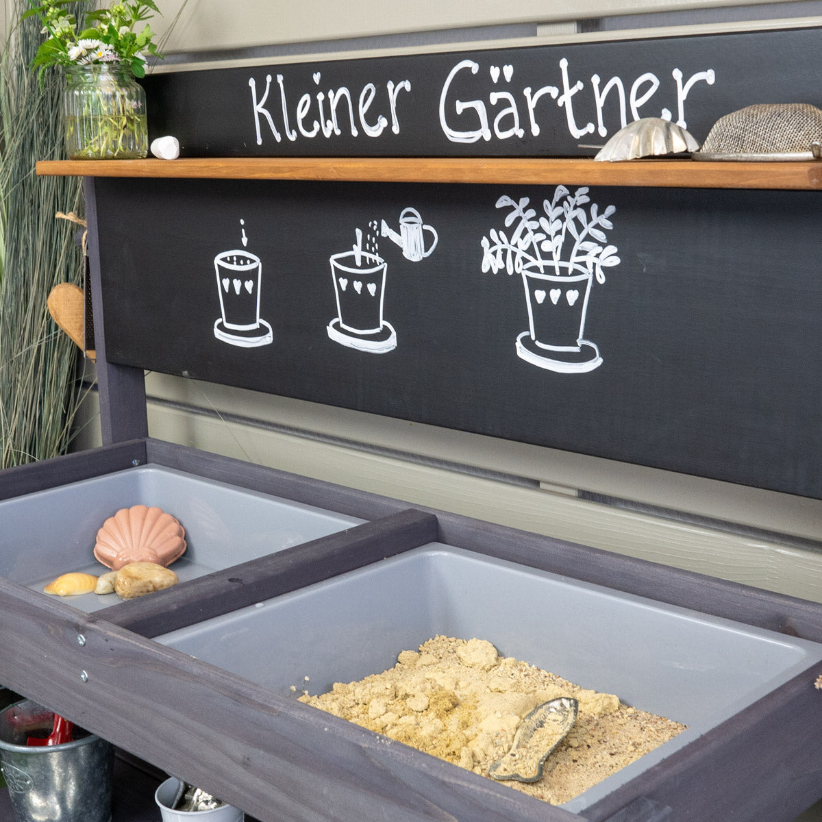 Matschküche Detailansicht Matschwannen und Tafel