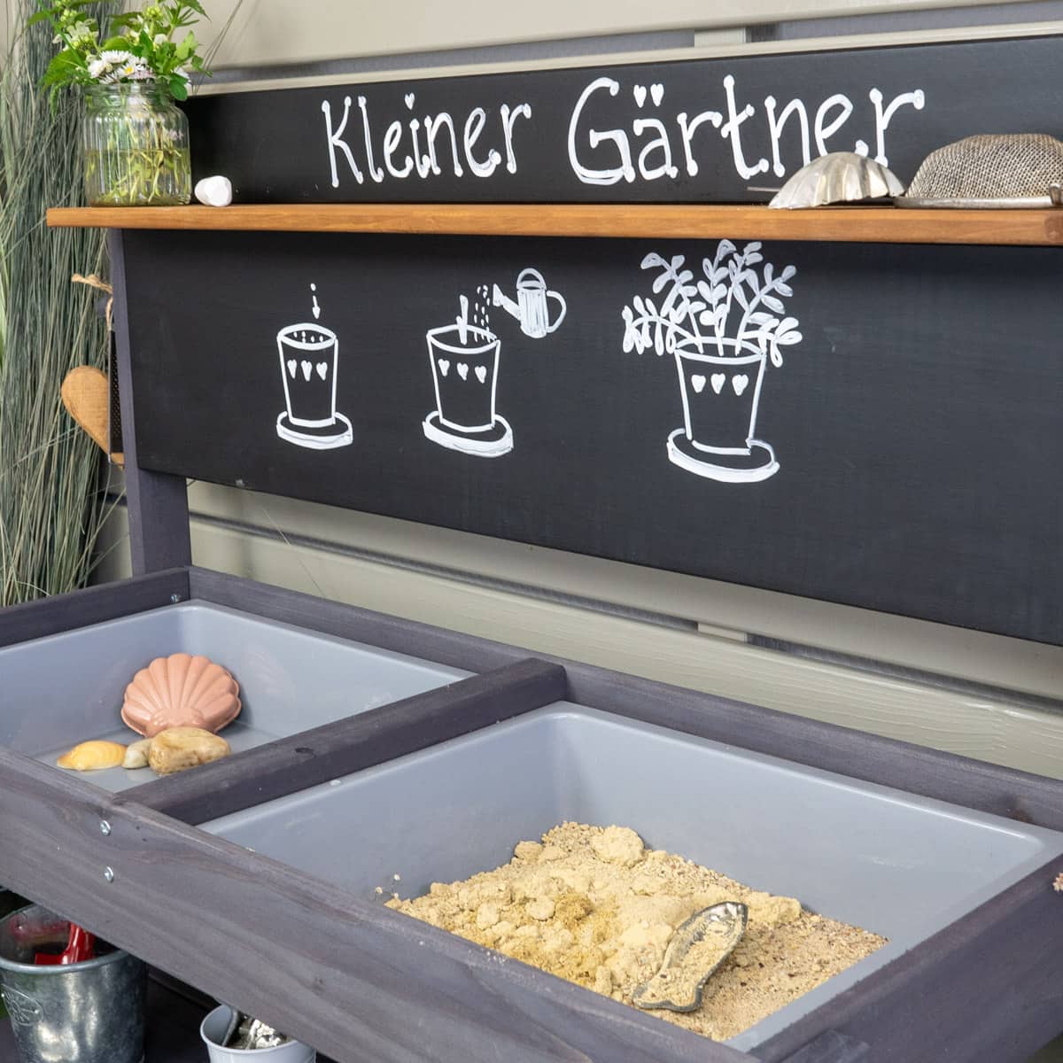 Matschküche Detailansicht Matschwannen und Tafel