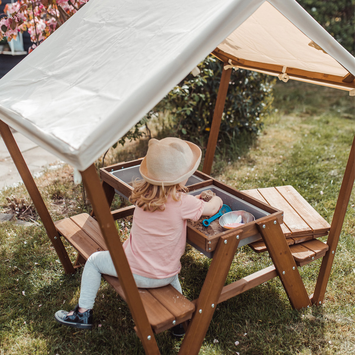 Sitzgruppe im Garten mit Kind sitzend