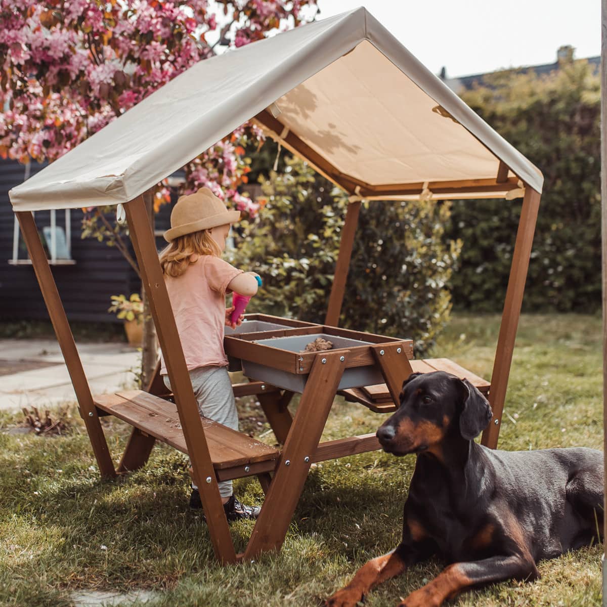 Sitzgruppe im Garten mit Kind sitzend