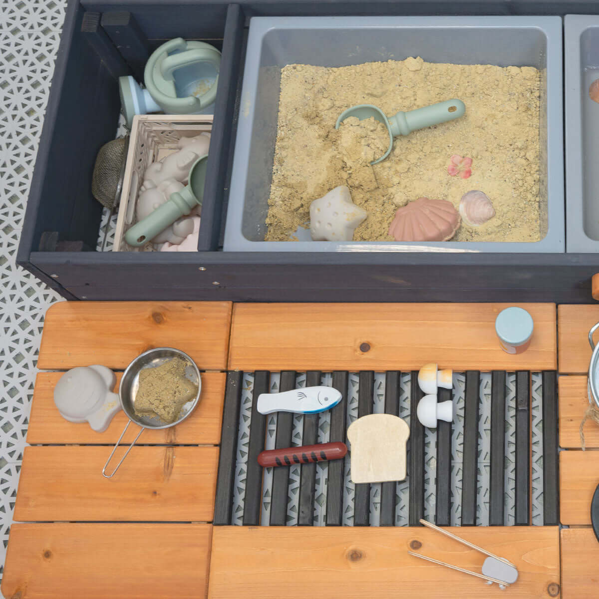 Sandkasten Laboe - Detailansicht Matschwanne und Grill