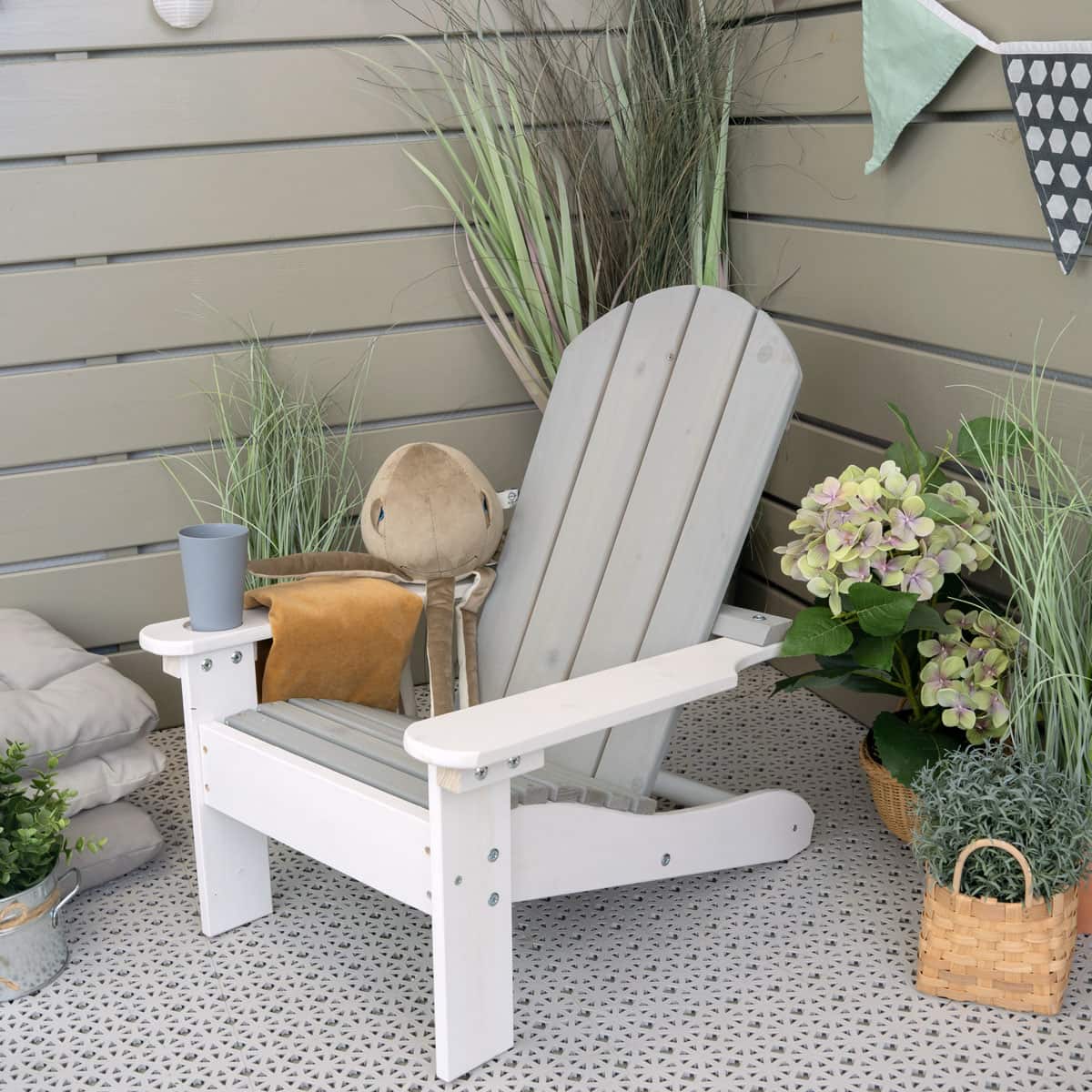 Kinderstuhl mit Deko