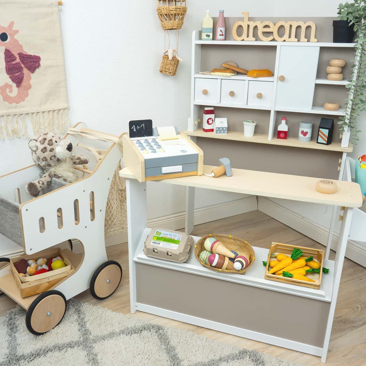 Kaufladen Nougat aus Holz mit Zubehör im Kinderzimmer