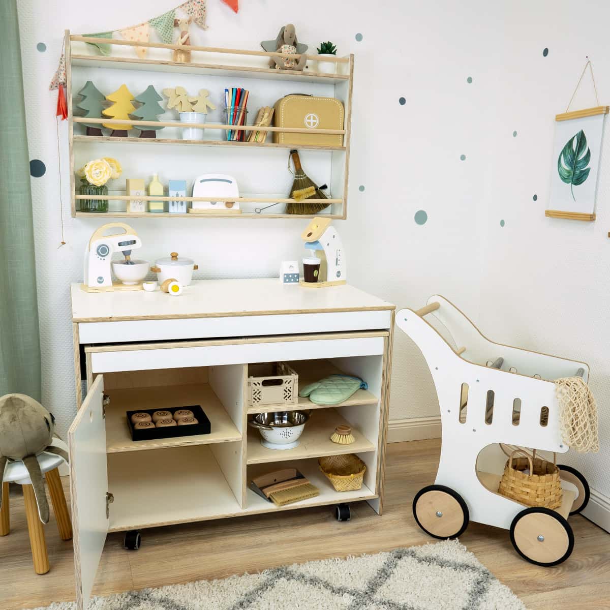 Kinderküche Stimmungsbild mit Deko und Zubehör