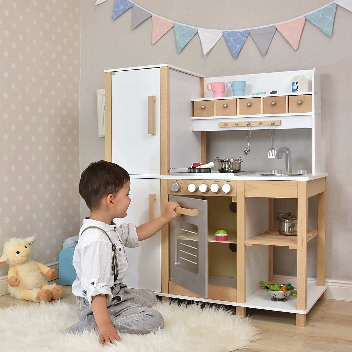 Kinderküche mit Kind Ofentür auf