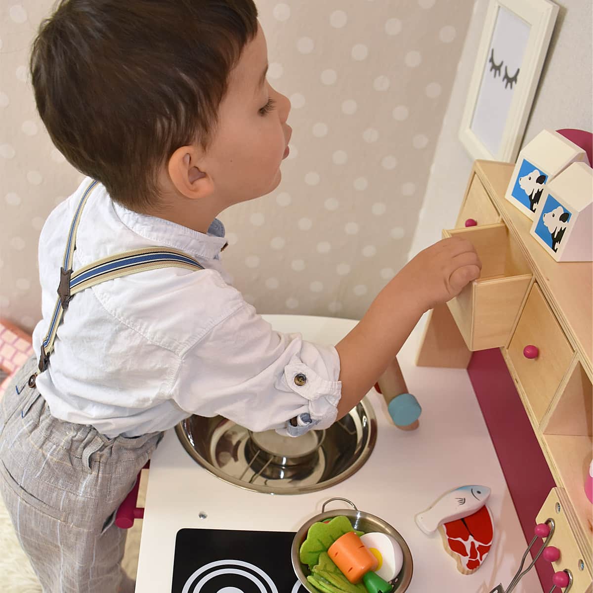 Kinderküche mit spielendem Jungen