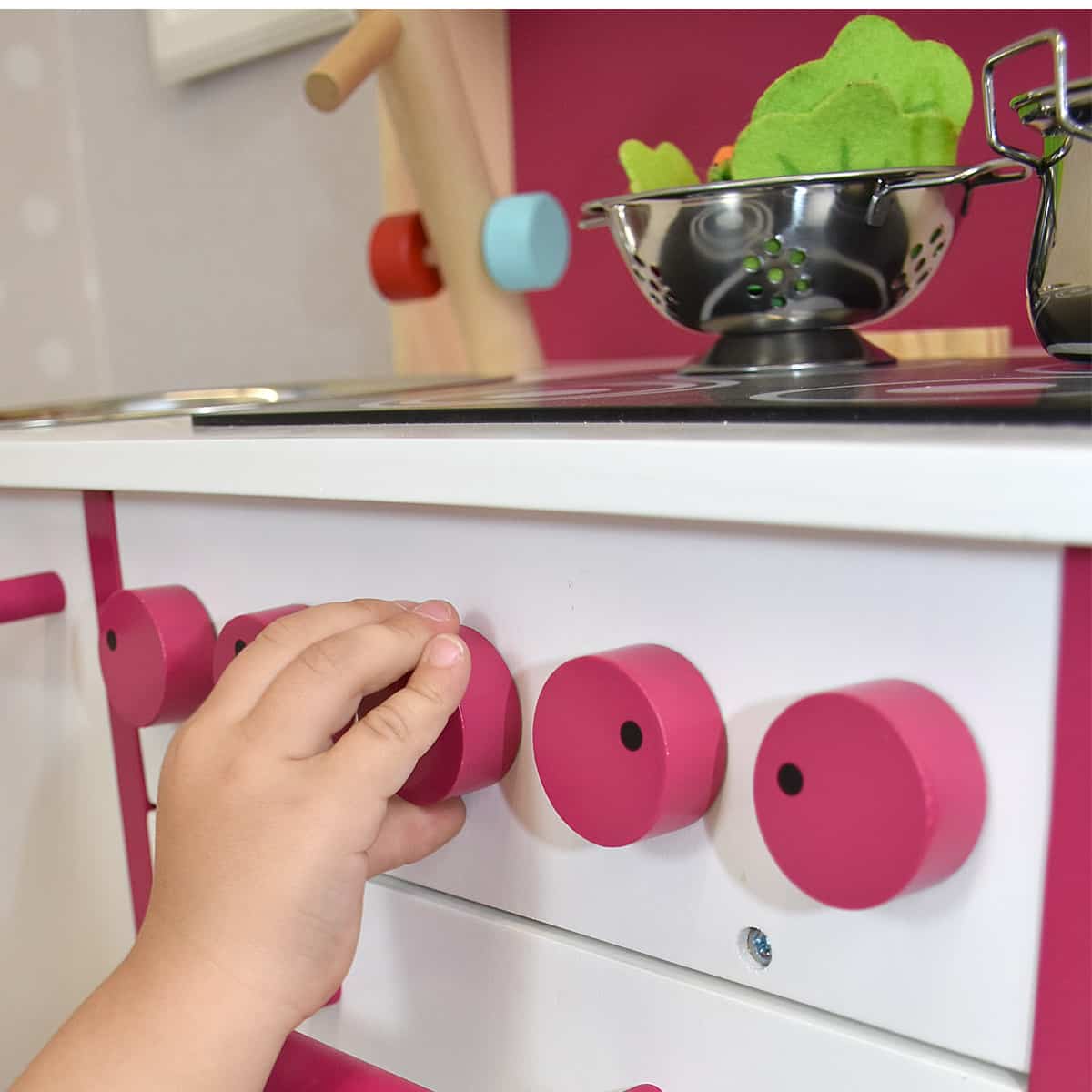 Kinderküche Detailbild Knöpfe