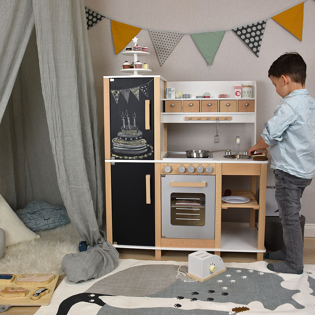 Kinderküche mit spielendem Kind