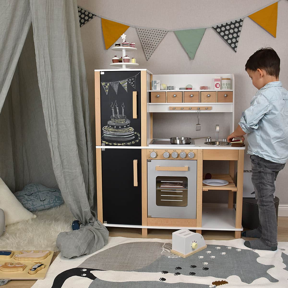 Kinderküche mit spielendem Kind