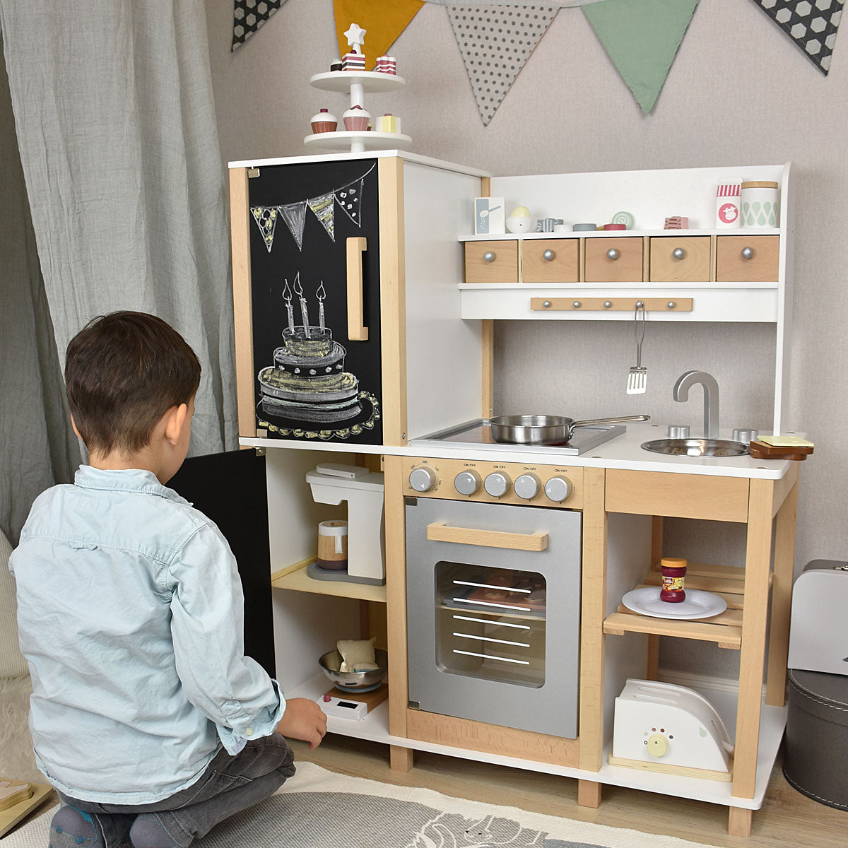 Kinderküche mit spielendem Kind