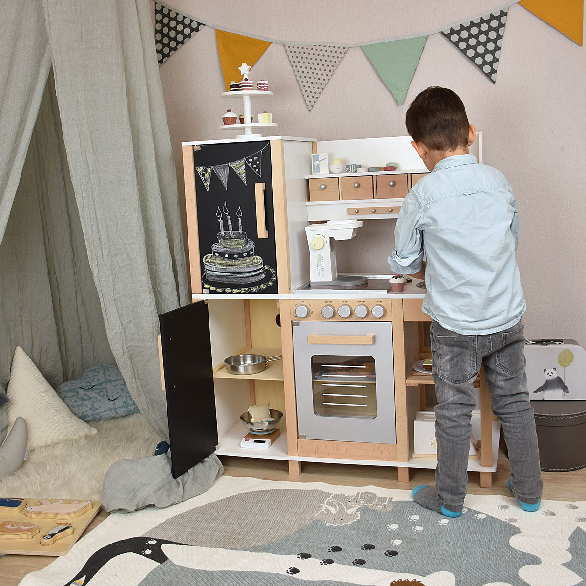Kinderküche mit spielendem Kind