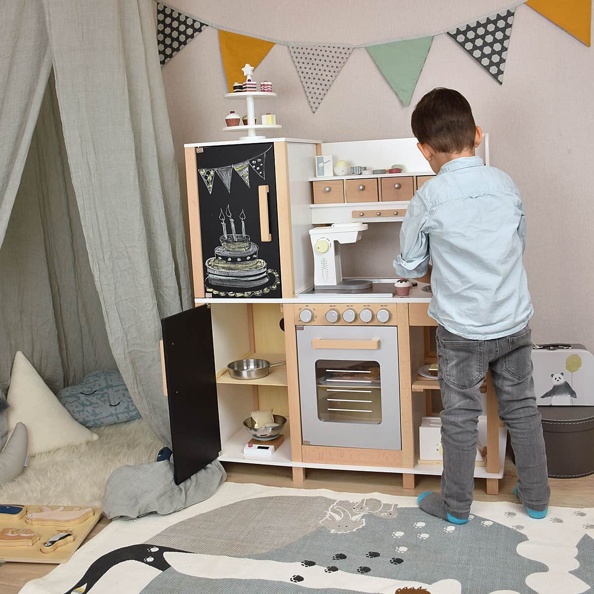 Kinderküche mit spielendem Kind