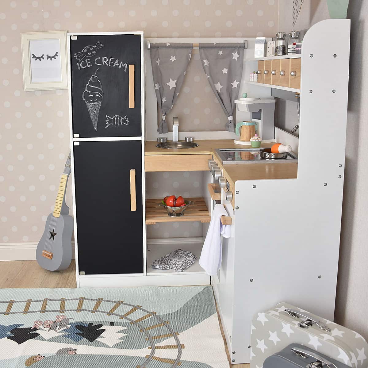 Kinderküche Paris mit Deko und Zubehör