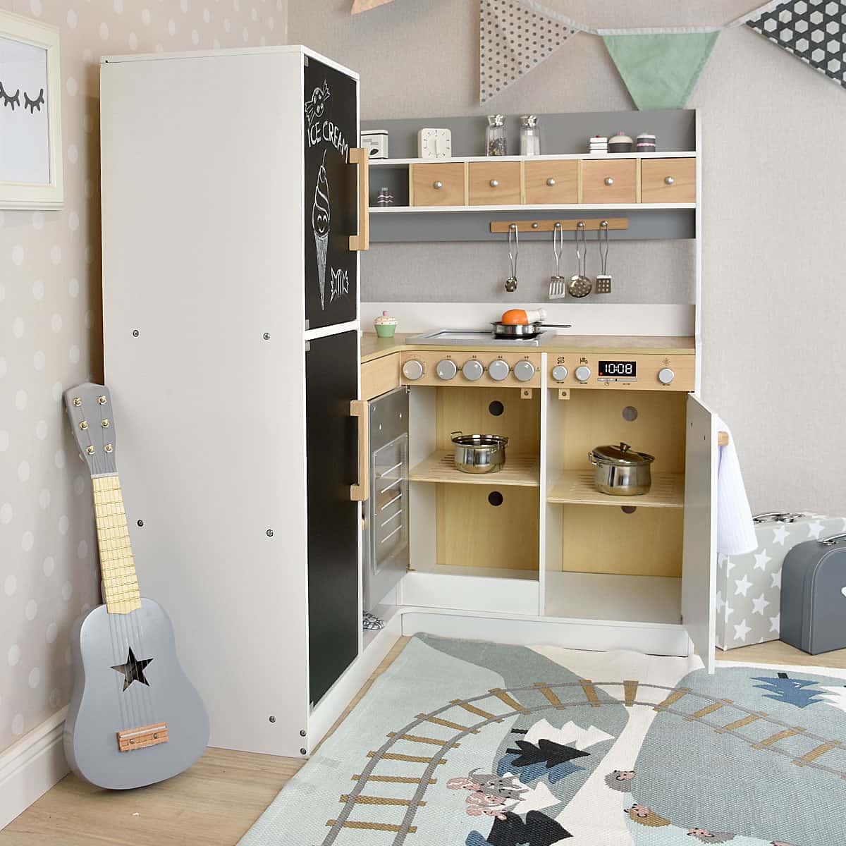 Kinderküche Paris mit Deko und Zubehör