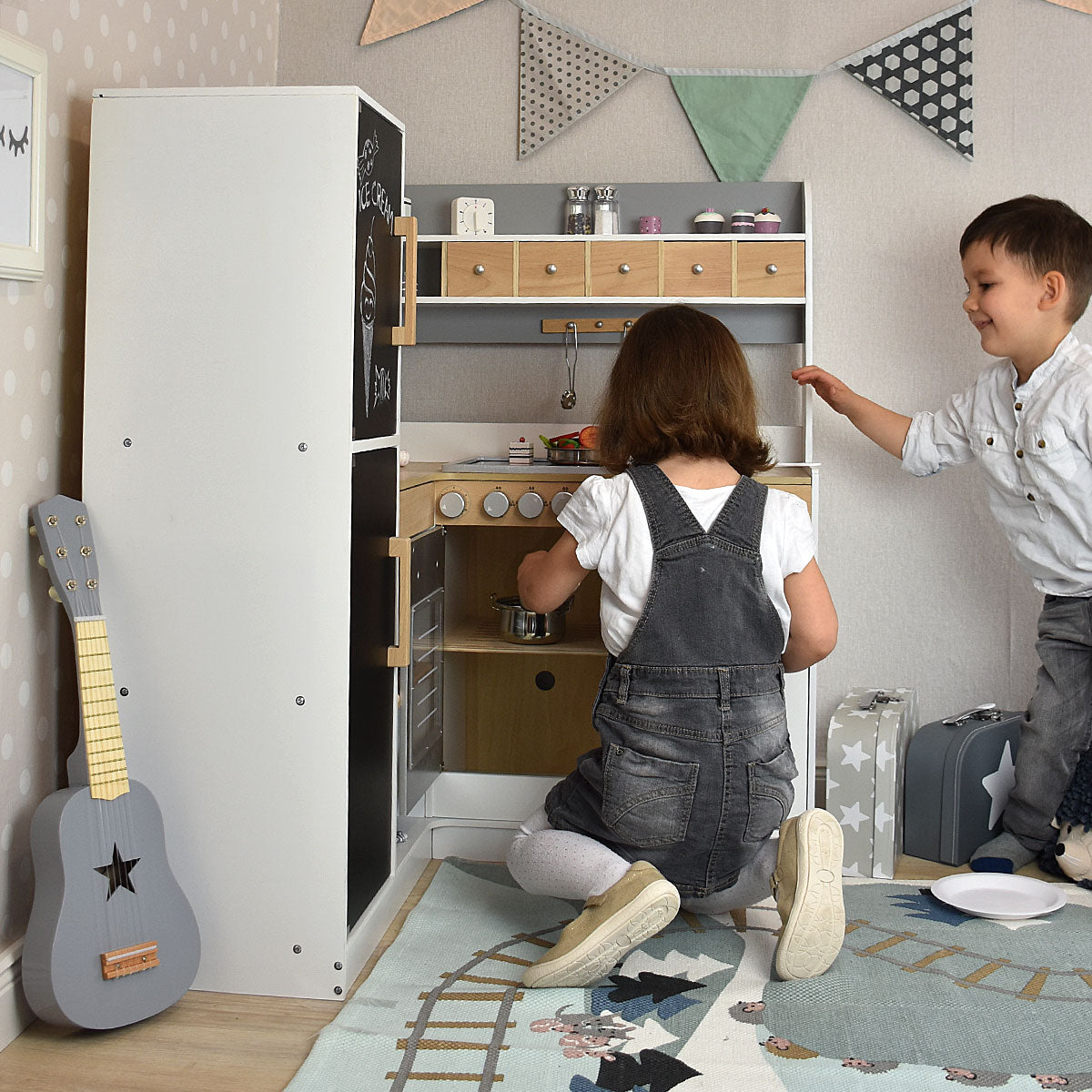 Kinderküche mit spielenden Kindern