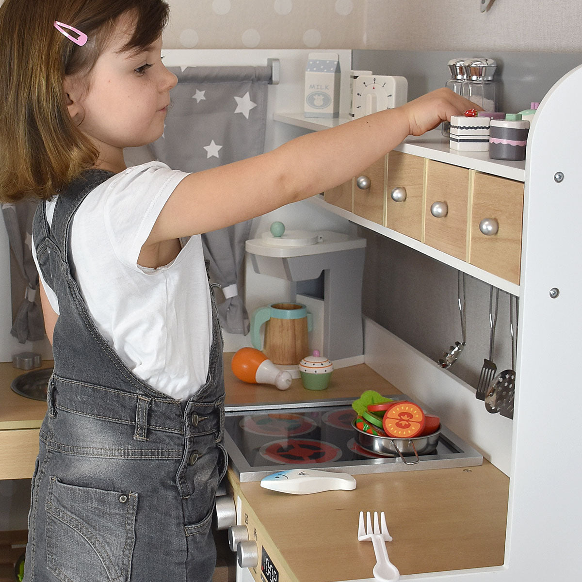 Kinderküche mit spielendem Mädchen