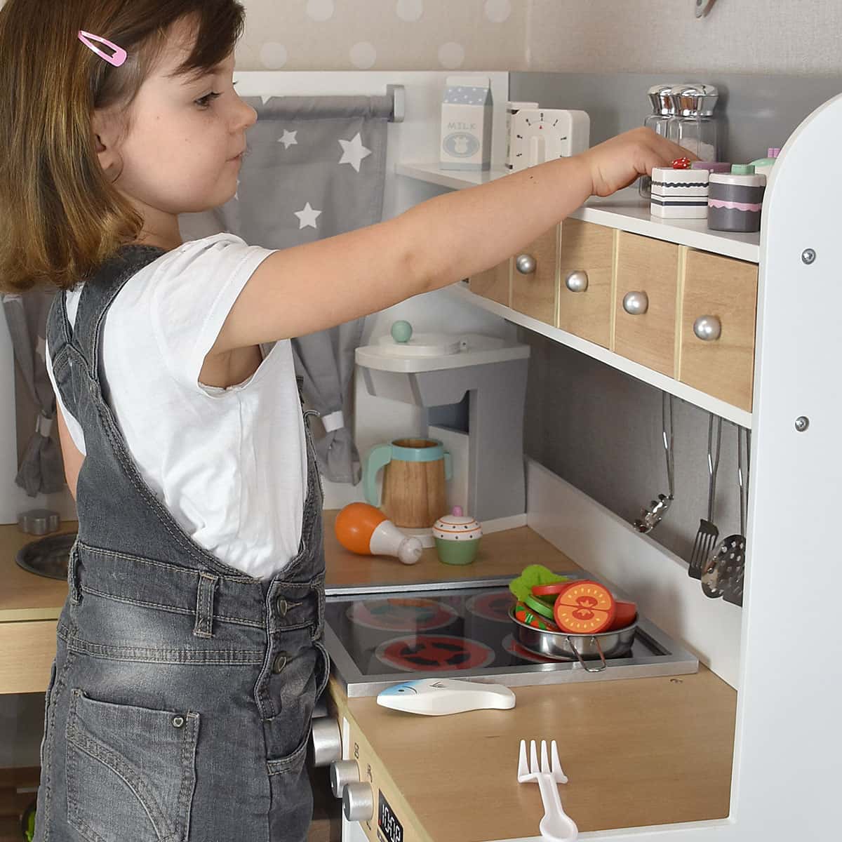 Kinderküche mit spielendem Mädchen