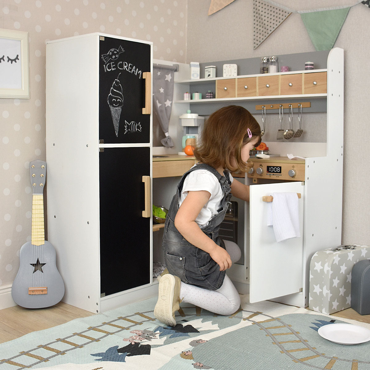 Kinderküche mit spielendem Mädchen