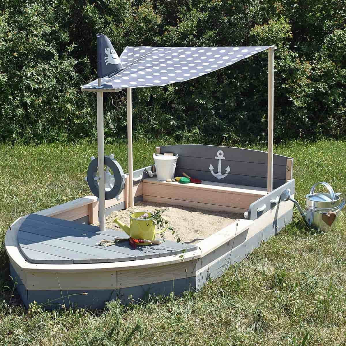 Sandkasten Krabbe im Garten mit Kind