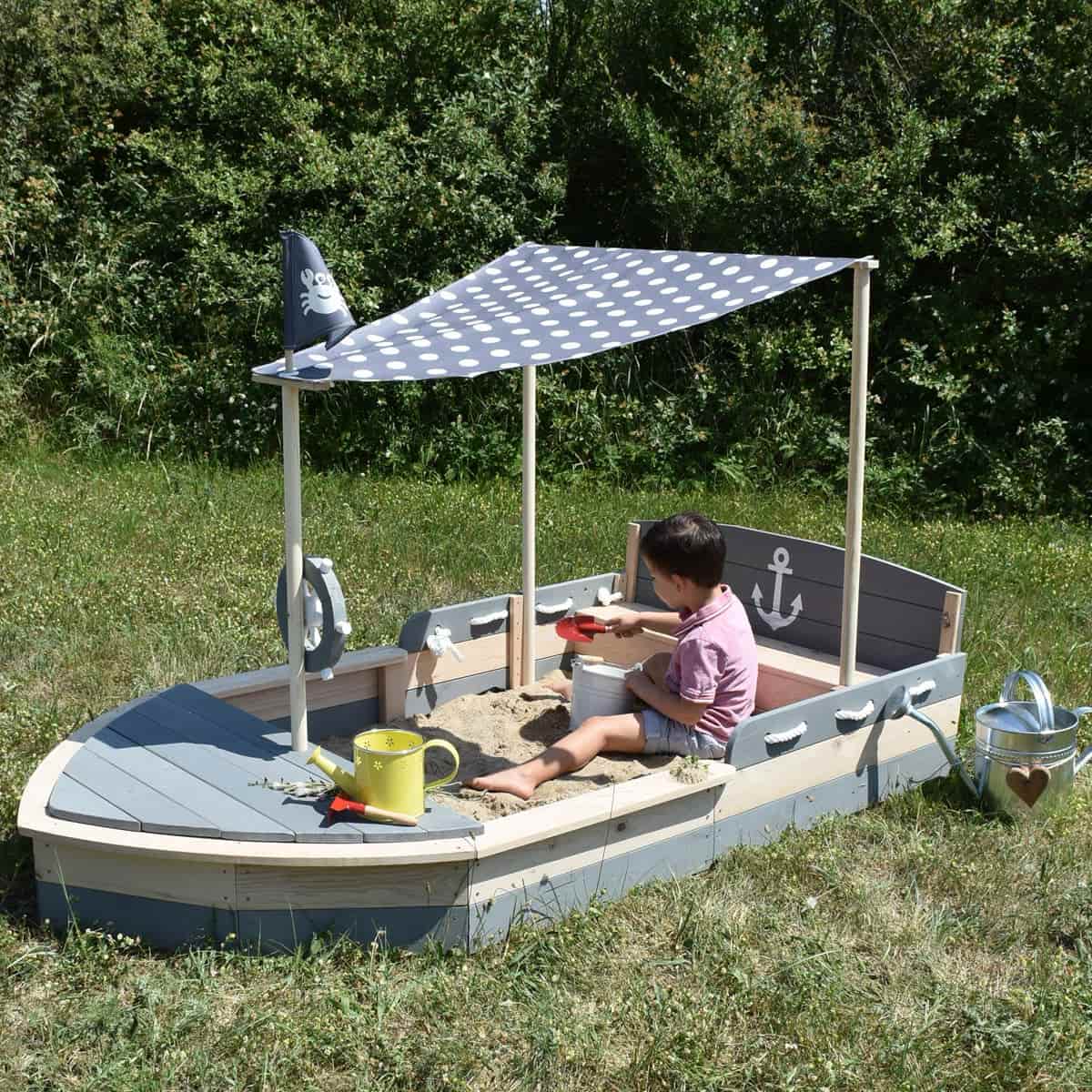 Sandkasten Krabbe im Garten mit Kind