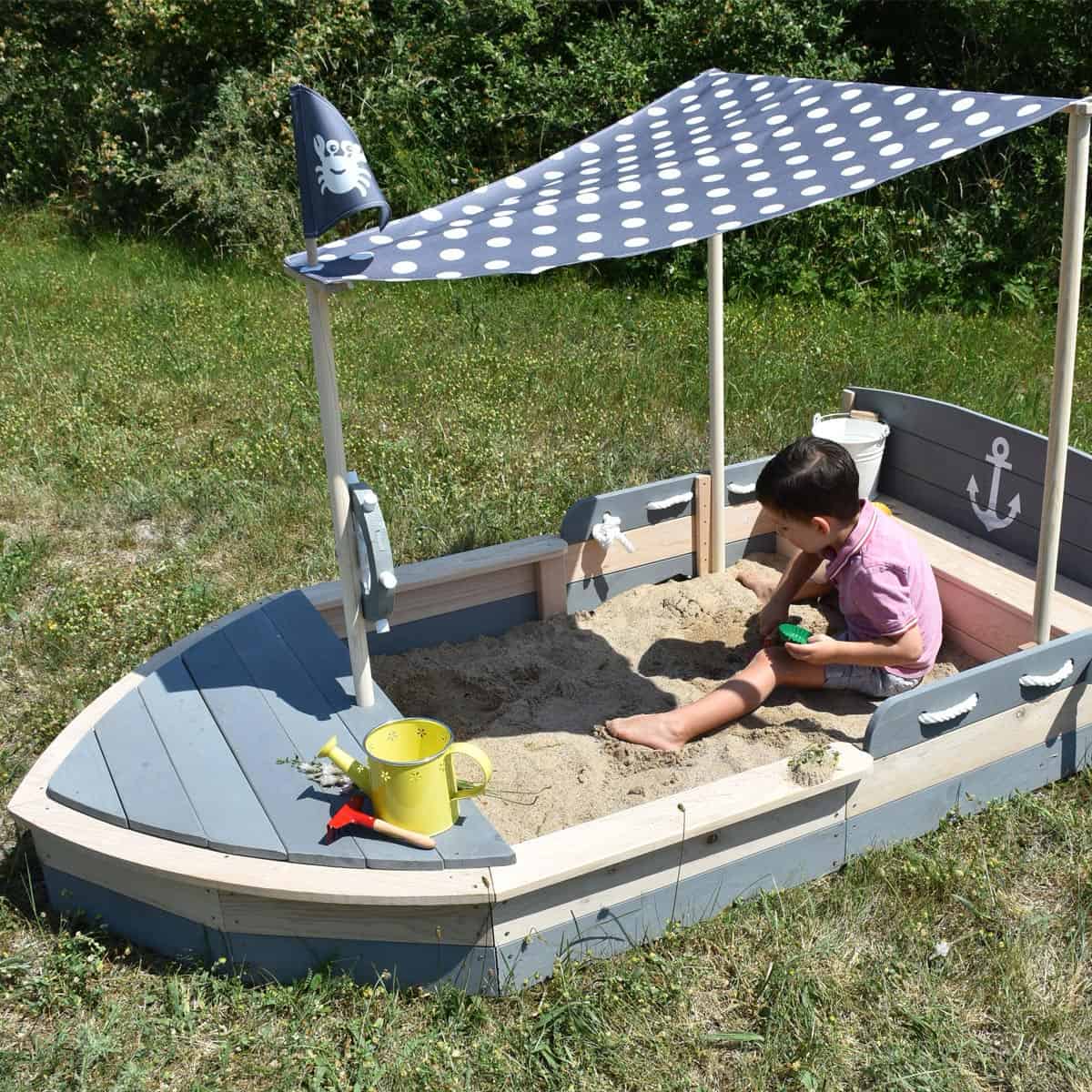 Sandkasten Krabbe im Garten mit Kind