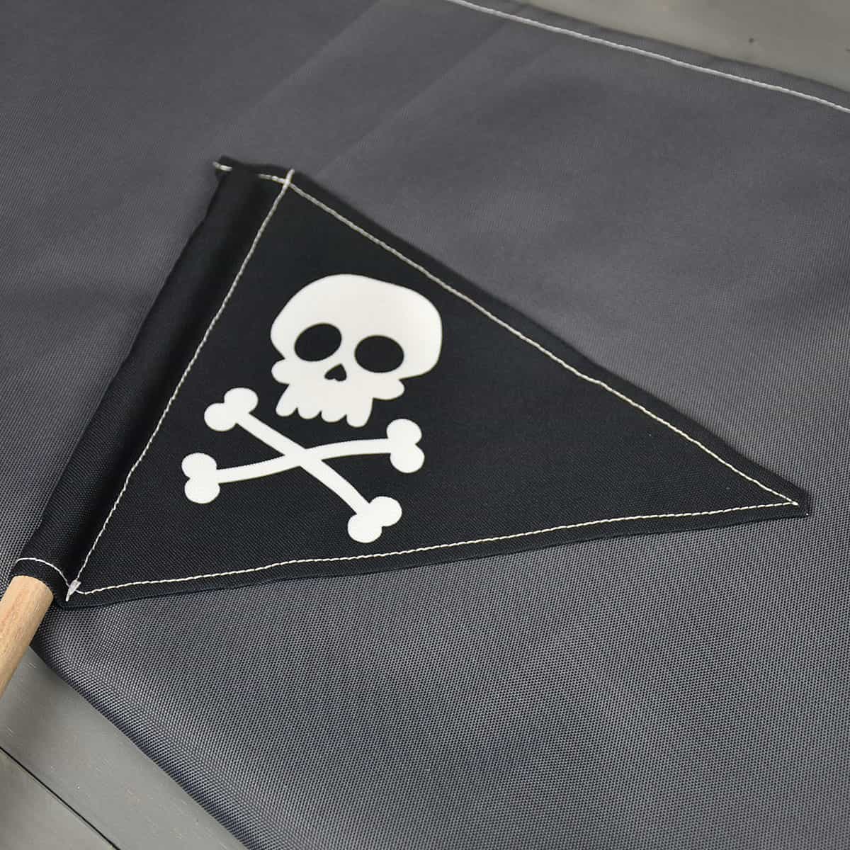Sandkasten Piratenschiff Detailaufnahme Flagge