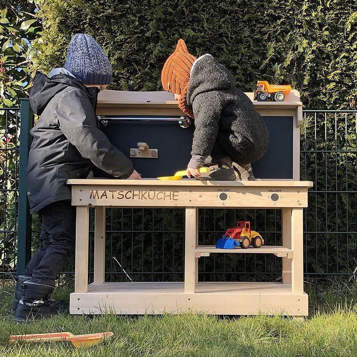Matschküche im Garten mit Kindern