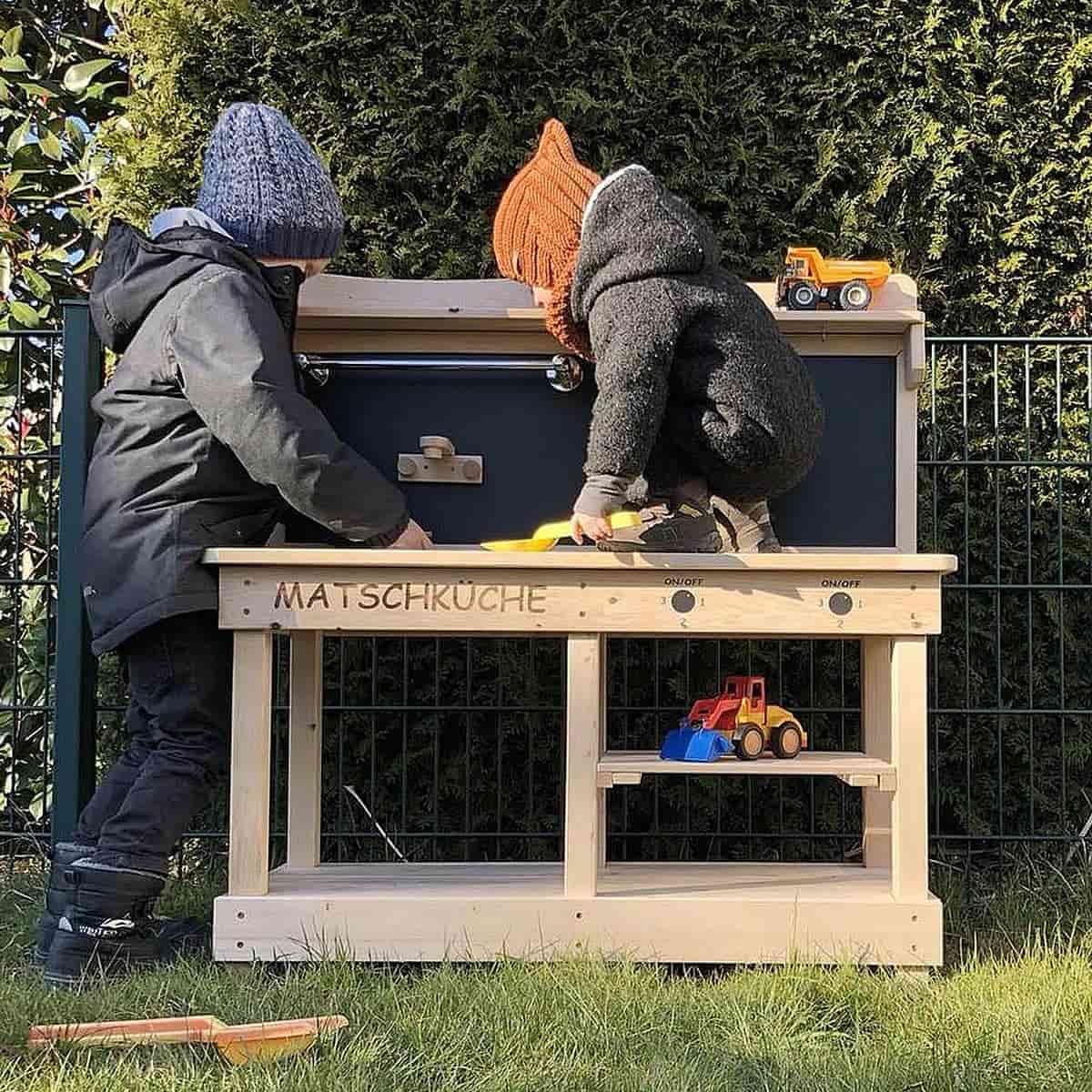 Matschküche im Garten mit Kindern