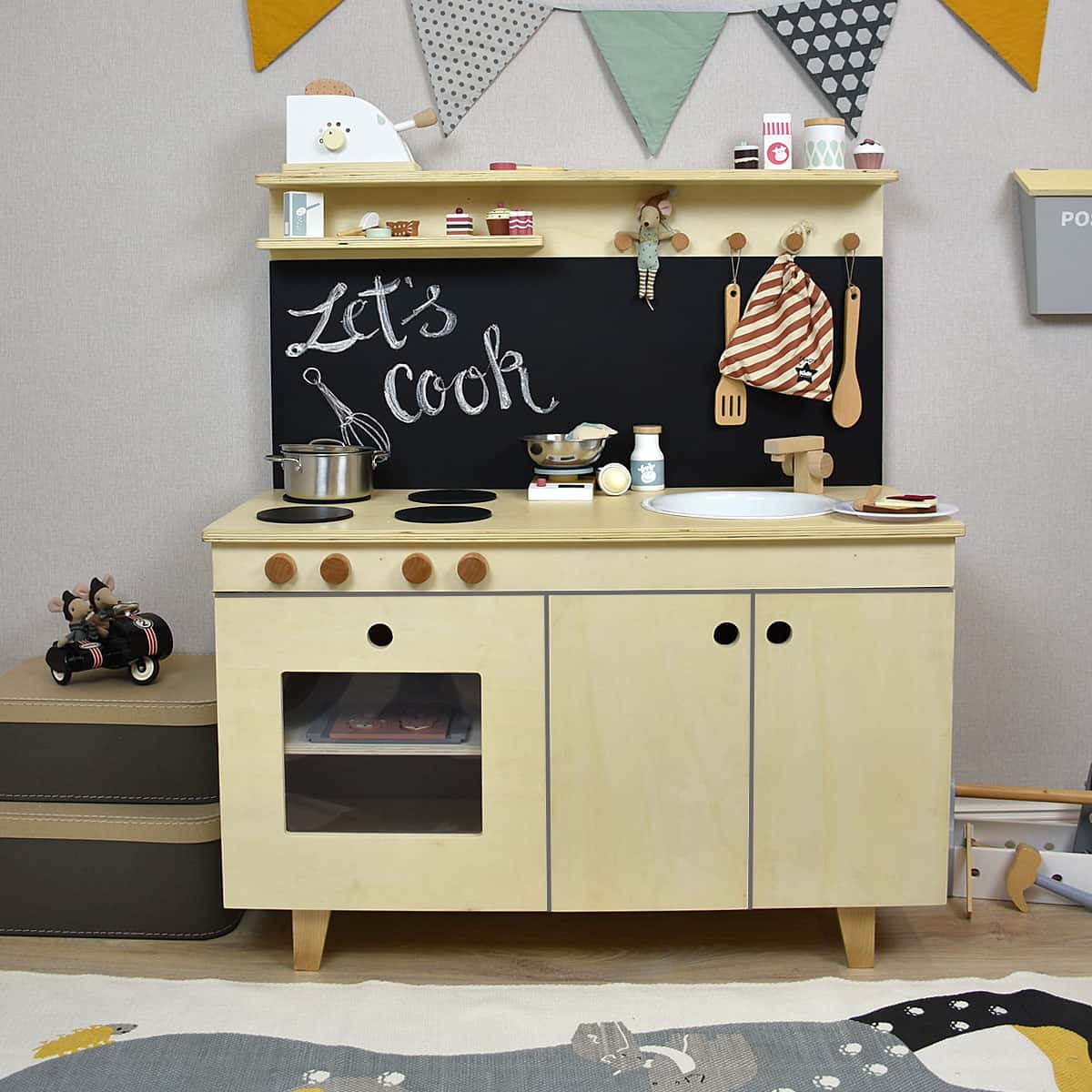 Kinderküche Stimmungsbild mit Deko und Zubehör