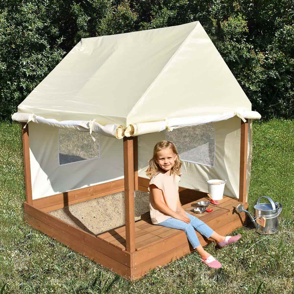 Sandkasten Haus im Garten mit Kind