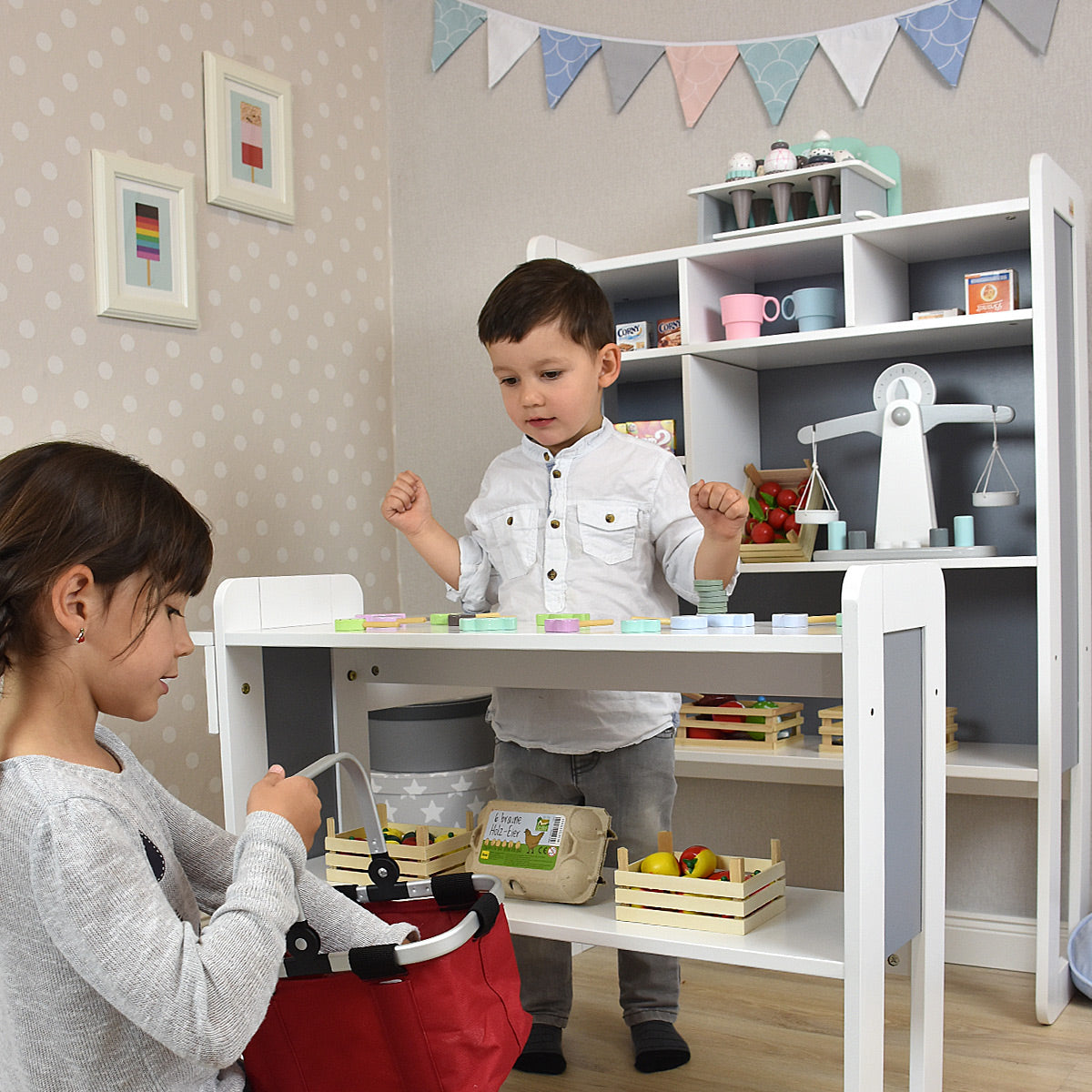Kinderkaufladen mit spielenden Kindern