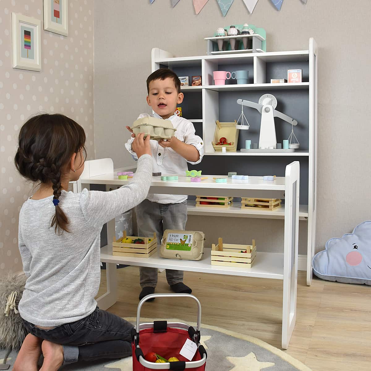 Kinderkaufladen mit spielenden Kindern