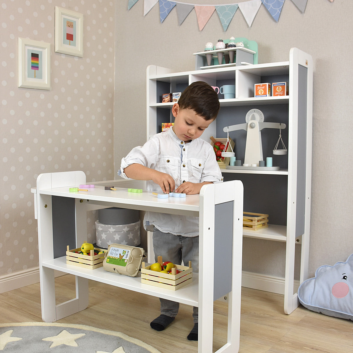 Kinderkaufladen mit spielendem Jungen